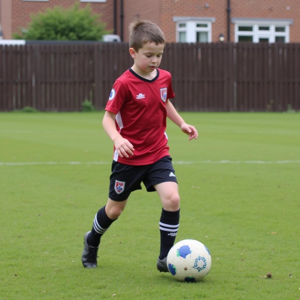 Louis Lloyd Wrexham thời niên thiếu chơi bóng đá trên sân cỏ địa phương.